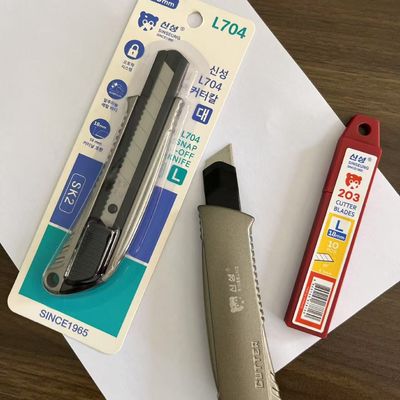 comprare Impugnatura antiscivolo per taglierini da 18mm, protezione lama per una manipolazione sicura, 1 taglierino incluso fabbricazione online