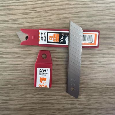 La lama è di colore argento 18 mm. La lama è fatta di acciaio ad alto tenore di carbonio SK2 con angolo di 60°