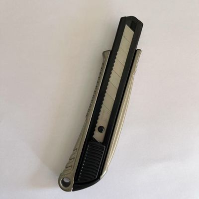 Coltello da utility per cartongesso da 18 mm con meccanismo di blocco per un taglio liscio e sicuro