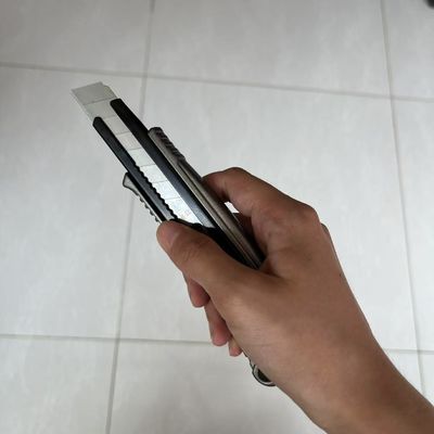 Manico nero coda rossa coltello utilitario a pareti secche 18 mm lama SK2 in alluminio per versatile
