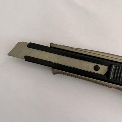 Coltello a scatto versatile e multiuso da 18 mm con lama in alluminio SK2