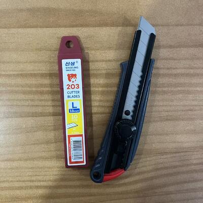 Coltello da utility in plastica da 18 mm con design ergonomico per lavori di taglio precisi